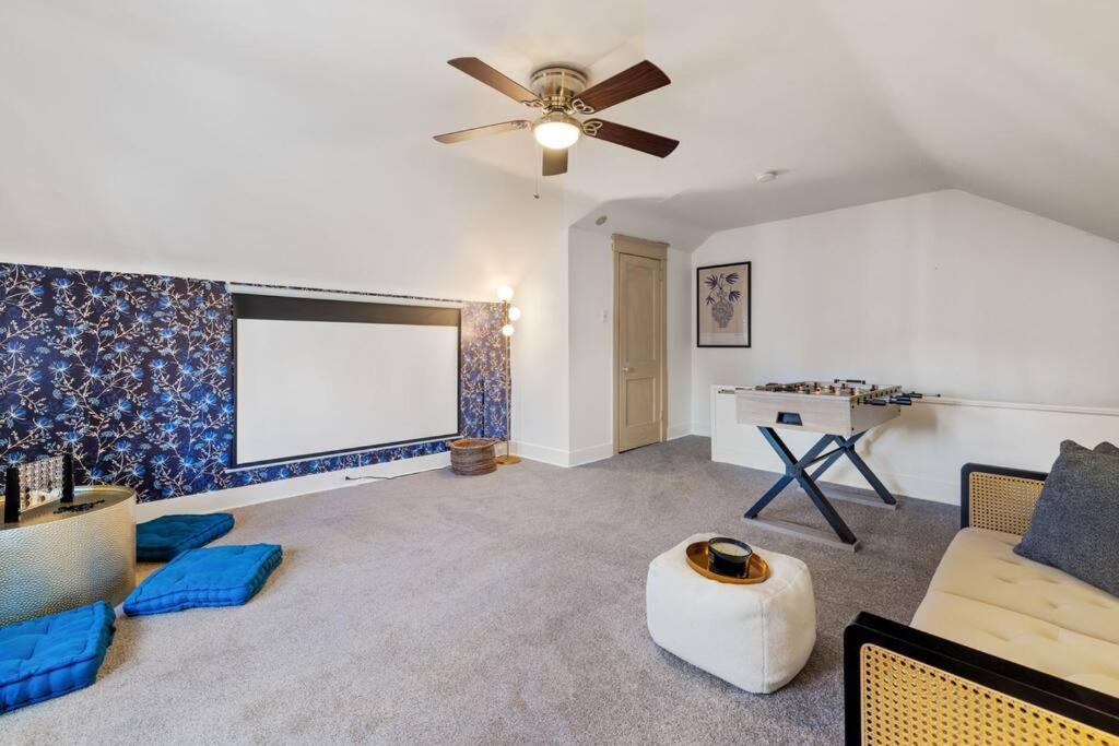 Downtown Escape: 3br - Game/movie - Foosball